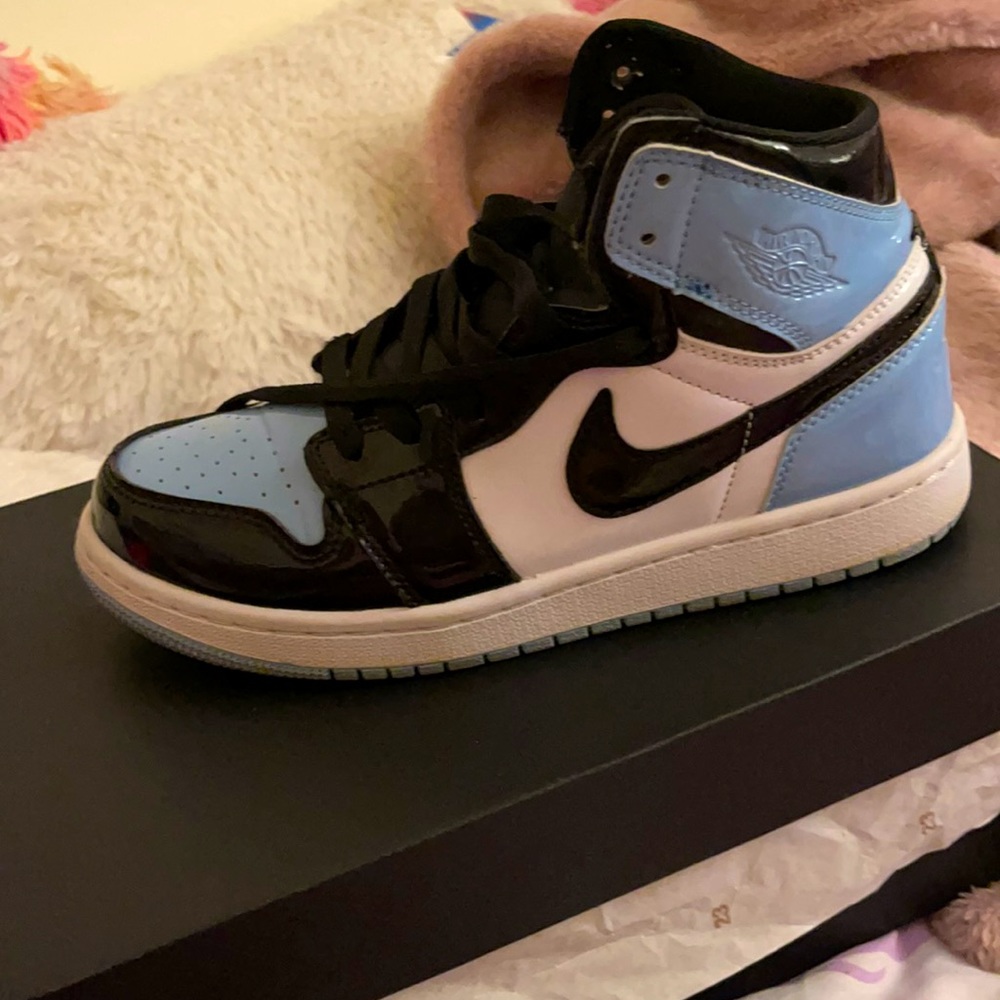 They are Nikes, size 6.5